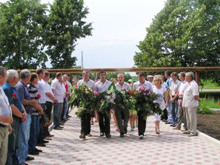 вынос гирлянды для возложения к мемориалу павшим воинам в Бейсужекском сельском поселении акция Эстафета знамени Победы Кубаньэнерго.jpg вынос гирлянды для возложения к мемориалу павшим воинам в Бейсужекском сельском поселении акция Эстафета знамени Победы Кубаньэнерго.jpg