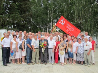 коллектив Выселковского РЭС памятное фото у мемориала павшим воинам Бейсужекского сельского поселения со Знаменем Победы.jpg коллектив Выселковского РЭС памятное фото у мемориала павшим воинам Бейсужекского сельского поселения со Знаменем Победы.jpg